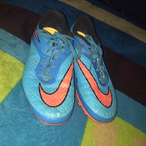 Soccer shoes
